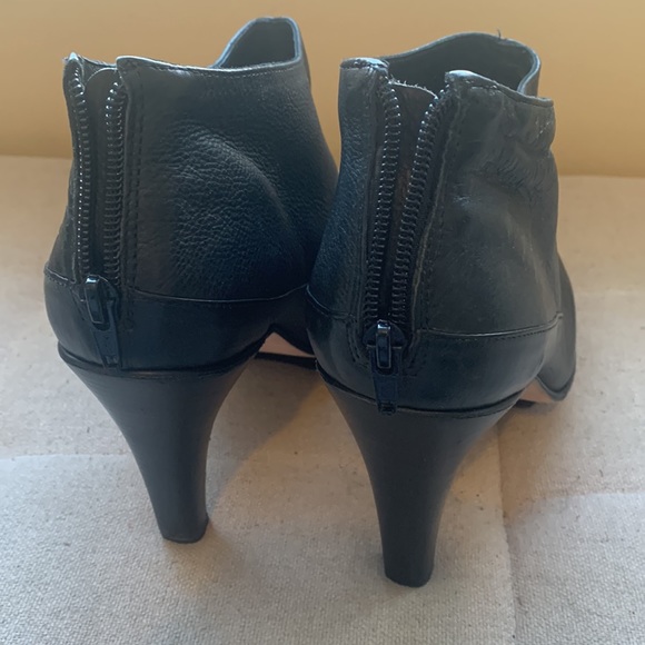 BCBG MAXAZRIA Women's Black Platform Booties Zip Back Size 10 - Picture 16 of 16